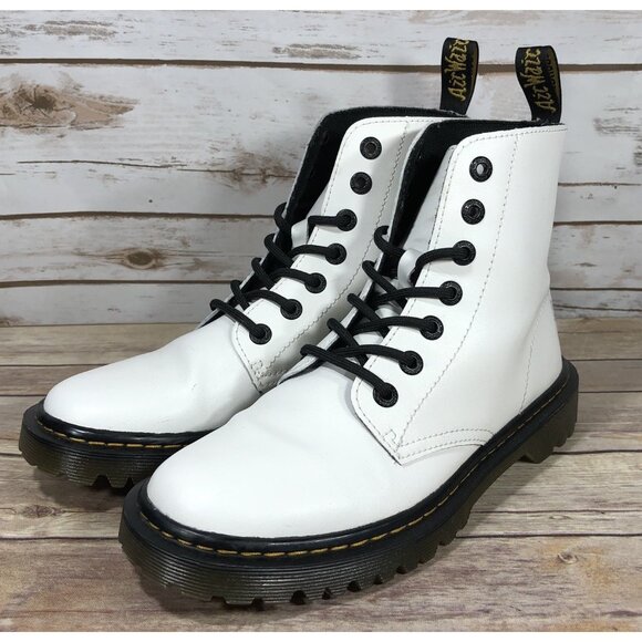 Dr. Martens Luana White Leather Boots Womens Size 8 Combat 7 Eye Ankle Airwair - Picture 1 of 12